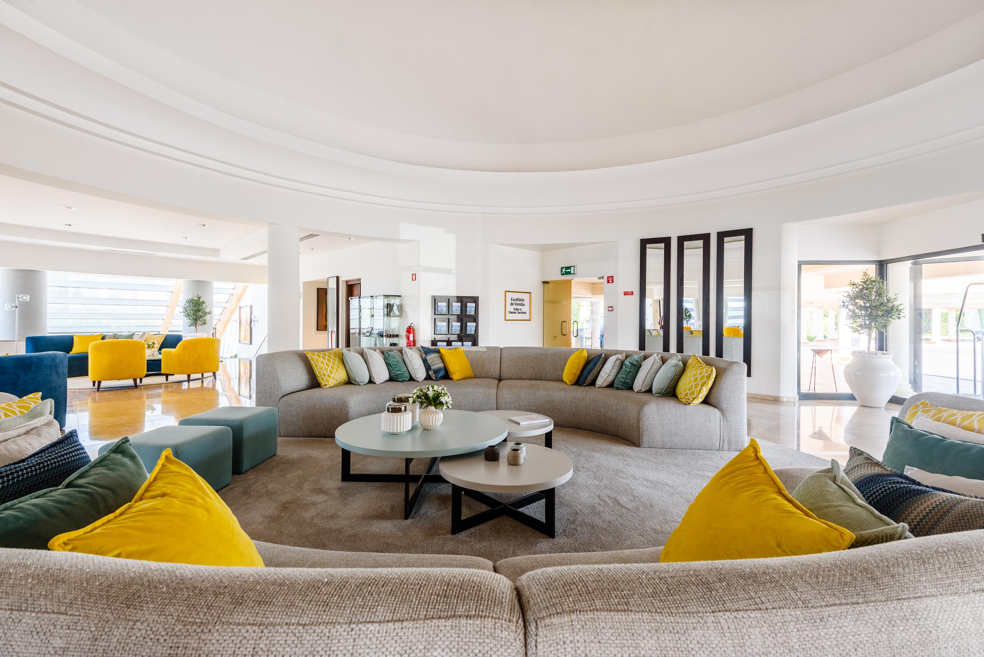 Vale D'Oliveiras Quinta Resort & Spa Карвоейру Экстерьер фото The lobby of the hotel